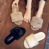 Venta al por mayor de pantuflas mullidas para mujer estilo hada, versátiles para usar en exteriores, nueva colección primavera y otoño 2026, rojas y populares, con forro de algodón y suela plana