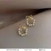 Versão coreana estilo TikTok de brincos de pérola populares para mulheres, luxo leve com sensação de alta qualidade, brincos versáteis de nicho, acessórios de orelha elegantes e modernos