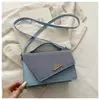 Nova bolsa feminina com toque de luxo, bolsa de ombro e transversal, bolsa de mão versátil, bolsa quadrada pequena fresca e elegante com bordado de fio dourado