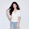 2026 Súper Caliente Reductor de Edad Camisa Blanca Francesa de Encaje Hueco con Cuello en V Mangas Abullonadas de Manga Corta para Mujer Verano Top de Temperamento