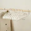 Cabide de Pescoço Curto Feito de Plástico PP, Evita que as Roupas Fiquem Estufadas, Não Deixa Marcas, Previne Amassados nos Ombros, Cabide Antiderrapante M-Shaped Economizador de Espaço