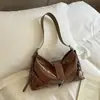 Bolsa de Ombro Vintage para Uso Diário Outono/Inverno 2026 para Mulheres, Nova Bolsa de Ombro Simples de Grande Capacidade, Bolsa Tote Versátil Transversal