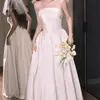Vestido de Noiva Leve Tomara-que-caia Estilo Francês para Noivas, Vestido Simples de Cetim Petite para Noivado, Vestido Formal Branco para Registro de Casamento, Elegante Vestido de Casamento