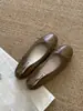 Sapatos de casamento Chuyuji estilo francês, rasos, vermelhos, femininos, novo modelo de verão 2026, sapatilhas prateadas com laço