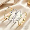 Pulsera de Acero Dorado y Titanio Transfronteriza Europea y Americana Que No Se Desvanece y Está Incrustada con Diamantes Diseño de Nicho Forma de Serpiente Simple Lujo Pulsera de Flor de Cuatro Pétalos