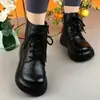 Botas Curtas de Solado Grosso Estilo Explosivo Estilo Britânico Novidade Outono/Inverno 2026 Com Pelúcia Extra Grossa Quente Plataforma Botas Martin Botas de Algodão com Solado Macio
