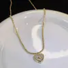 Banho de Ouro Real Microincrustação Nova Moda Colar de Luxo Feminino Popular no Tiktok Internet Pingente de Amor Corrente de Lã Elegante