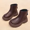 Botines para niña estilo Martin negros suela gruesa piel suave cierre trasero 2026 Nuevo estilo Otoño/Invierno estilo británico versátil antideslizantes de moda