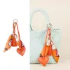 Pingente de Bolsa Cachecol em Forma de Coração Transfronteiriço, Acessório de Bolsa Fashion com Franja de Couro de Alta Qualidade Estilo Ins