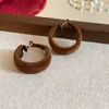 Pendientes circulares geométricos flocados para mujer, nuevos pendientes retro estilo Hong Kong de 2024, de alta gama, para otoño e invierno, con sensación blanca.