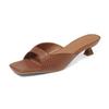 Chinelos Elegantes Retrô de Salto Baixo e Médio Femininos para Uso Externo de Verão Couro Macio Simples Sensação de Alto Padrão Sandálias Pretas Francesas Sapatos de Salto