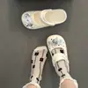 Pantuflas Cerradas Brillantes de Cuero Decoradas con Flores para Mujer, Estilo Princesa de Moda de Verano, Pantuflas Antideslizantes para el Hogar para Niñas, Sandalias Cerradas de Color Sólido