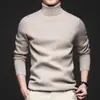 Tejidos de punto de alta gama para primavera y otoño para hombre 2025 Nuevos tejidos de punto cálidos con cuello alto casual, suaves y amigables con la piel, forrados de felpa para hombre