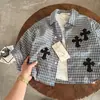 Camisa Infantil 2026 Niños Marca de Moda Bordado Cuadros Clásicos Camisa Capa Base Bebé Niño Pequeño Cárdigan con Solapa