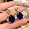 Pingente Fashionable de Luxo Leve com Temperamento em Forma de Gota Vermelho Sangue de Pombo Conjunto Versátil de Brincos de Tarraxa Azuis Reais e Verdes para Mulheres