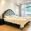 Cama de Tecido Retrô Estilo Mansão Francesa Flores Miúdas Renda Curva Estofada Pernas Esculpidas Verde Escuro Francês Cama de Casal para Quarto Principal