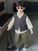 Conjunto de tres piezas de chaleco y camisa para niño de primavera y otoño, atuendo moderno y genial estilo coreano para niños, ropa infantil al por mayor para exportación