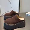 Chinelos Meia-Bota Femininos Estilo Coreano Bolo Cozido Solado Grosso Bico Fechado Lançamento Outono/Inverno 2026 Versátil com Pelúcia Adicional Aumentador de Altura