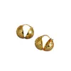 Pendientes de estilo retro europeo y americano de latón chapado en oro con diseño de flor hueca y hemisferio hueco, sencillos y de temperamento frío, para mujer.