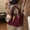 2025 Nuevo Otoño e Invierno Retro Textura Simple Versátil Portátil Bolso Cubo de Viaje Nicho de Moda Bolso Cruzado para Mujer