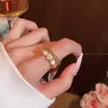 Anéis de Design de Nicho Europeu e Americano para Mulheres, Luxo Leve, Sensação Elegante e de Alta Qualidade, Anel Aberto Ajustável, Joia de Mão Moderna e Versátil