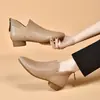 Sapatos Femininos Vintage de Couro Macio com Bico Fino 2026 Outono Novo Versátil Botas de Cano Curto com Salto Baixo de 3cm Sapatos Versáteis Antiderrapantes com Solado Grosso
