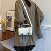 Bolso Pequeño Simple para Mujer 2025 Otoño Nueva Llegada Moda Portátil Bolso Cuadrado Pequeño Casual Estilo Occidental con Texto Bolso Bandolera de Hombro