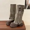 Botas femininas versáteis e estilosas com fivela de cinto, salto grosso, design moderno e estiloso, cano alto franzido, sola grossa, botas de motocicleta estilo calça 2026 para o outono