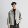 Chaqueta corta de hombre de moda con cuello alto, colección otoño 2026, con un diseño tridimensional prensado, corte holgado, hombros caídos y un versátil estilo con cremallera