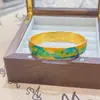 Tienda de oro con nuevo brazalete de color esmalte chino para mujer, brazalete con hebilla de estilo retro de corte, joyería hueca de seda