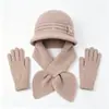 Conjunto de três peças para mãe para outono e inverno: novo chapéu de tricô floral com pelo de coelho, cachecol e luvas para aquecimento e proteção das orelhas