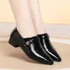 Zapatos de mujer de tacón bajo, estilo retro para madres de mediana edad, zapatos de vestir de punta fina con suela blanda de corte bajo para primavera y otoño, zapatos de cuero para mujer, doble uso