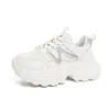 Tênis chunky com salto escondido estilo "dad shoes" feminino 2026 outono novo estilo branco para pessoas baixas versátil moderno casual tênis esportivo