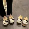 Pantuflas de algodón retro versátiles de suela gruesa, nuevo modelo otoño e invierno 2026, diseño lindo de gato de dibujos animados, adecuadas para usar en casa y al aire libre, zapatos cálidos y peludos