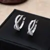 Nuevos Pendientes de Aro con Cruz de Línea de Circonita Personalizados para Mujer, Diseño Elegante y de Moda, Pendientes Versátiles de Temperamento Minimalista Estilo Ins