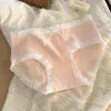 Calzones de algodón estilo dulce, de cintura media, sin costuras y con ribete de encaje sexy, con forro interior transpirable, diseñados para niñas y estudiantes jóvenes