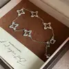 Pulsera de Plata de Ley S925 de Trébol de Cuatro Hojas Hueco con Acabado Cepillado y Pedrería, Estilo Francés Vintage, Lujo de Alta Gama, Moderna y de Nicho
