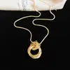 Nuevo collar colgante de anillo trenzado multicapa estilo metálico para mujer, lujo ligero con un toque de alta gama, cadena para la clavícula, accesorio versátil y elegante