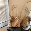 Bolso de Mano de Gran Capacidad de Moda con Lunares para Mujer 2026 Nuevo Bolso Versátil para el Trabajo Retro Bolso Tote Transfronterizo