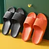 Zapatillas de Casa de Verano Fabricante Mayorista Zapatos para el Hogar para Hombres y Mujeres Baño Ligeras Eva Suela Suave Plástico de Goma Alta Elasticidad Zapatillas de Pareja