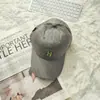 Gorra de Béisbol Bordada con Letras de Gato Estilo Japonés 2026 para Mujer, Versión Coreana con Visera Ancha, Sensación de Alta Gama, Gorra de Pico para el Día a Día