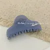 Pinza de Garra para Cabello con Logo de Letra Pequeño Semi Curvado Estilo Coreano Sensación de Alta Gama Color Gelatina Pinza para Cabello de PC Pinza para Cola de Cabello Alta Pinza de Garra para Cabello Semi Recogido