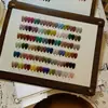 Quadro de Exibição de Cores de Esmalte Porta-Retrato Cartão de Amostra de Cor de Esmalte em Gel Amostra de Ponta de Unha Suporte de Exibição Vertical com Padrão de Madeira de Nogueira Loja