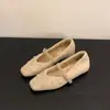 Zapatos Mary Jane poco profundos de punta cuadrada retro, mezcla de lana, forro polar para mujer, nuevo estilo 2026, versátiles para el trabajo y el uso diario, con adornos de pedrería y detalles esponjosos