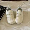 Tênis brancos de velcro estilo coreano, nicho, para mulheres, novo modelo verão 2026, sola reta, versátil, fofo, tênis casuais para estudantes
