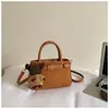 Bolsa Pequeña Retro Portátil de Comercio Exterior para Mujer Nueva Elegante de Moda para el Trabajo Versátil Cepillada de un Solo Hombro Cruzada
