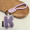 Venta al por mayor transfronteriza de llaveros japoneses y coreanos con letras en inglés, dijes para bolso de cuero dopamina, pequeños accesorios y regalos
