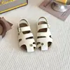 Sandálias fechadas da moda para crianças 2026 novo verão versão coreana sandálias Birkenstock para meninas sapatos de praia com sola macia para meninos modernos