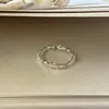 Anillo Nuevo Liso de Diseño Único para Mujer, Popular entre Estudiantes Femeninas, Lujo Ligero con un Toque de Alta Gama, Versátil y Ajustable
