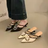 Mules femininas estilo 2026 de salto baixo para usar com saia, com salto fino e novo design de bico fino, adequadas para primavera e verão